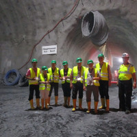Gruppe im Tunnel