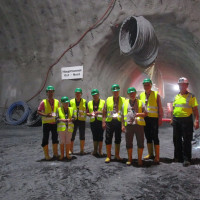 Gruppe im Tunnel